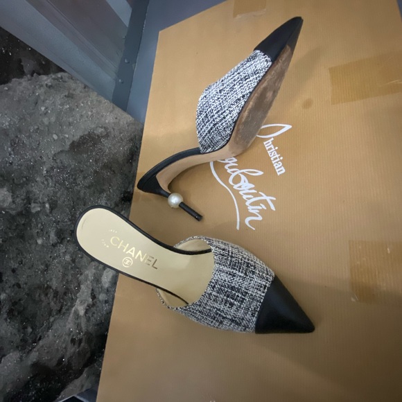 Gorgeous Chanel Tweed Shoes with Pearl!! - Picture 3 of 7